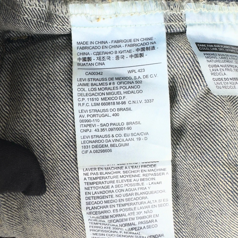 Levi’s Classic Denim Jacket in Dark Blue Wash - Picture 12 of 12